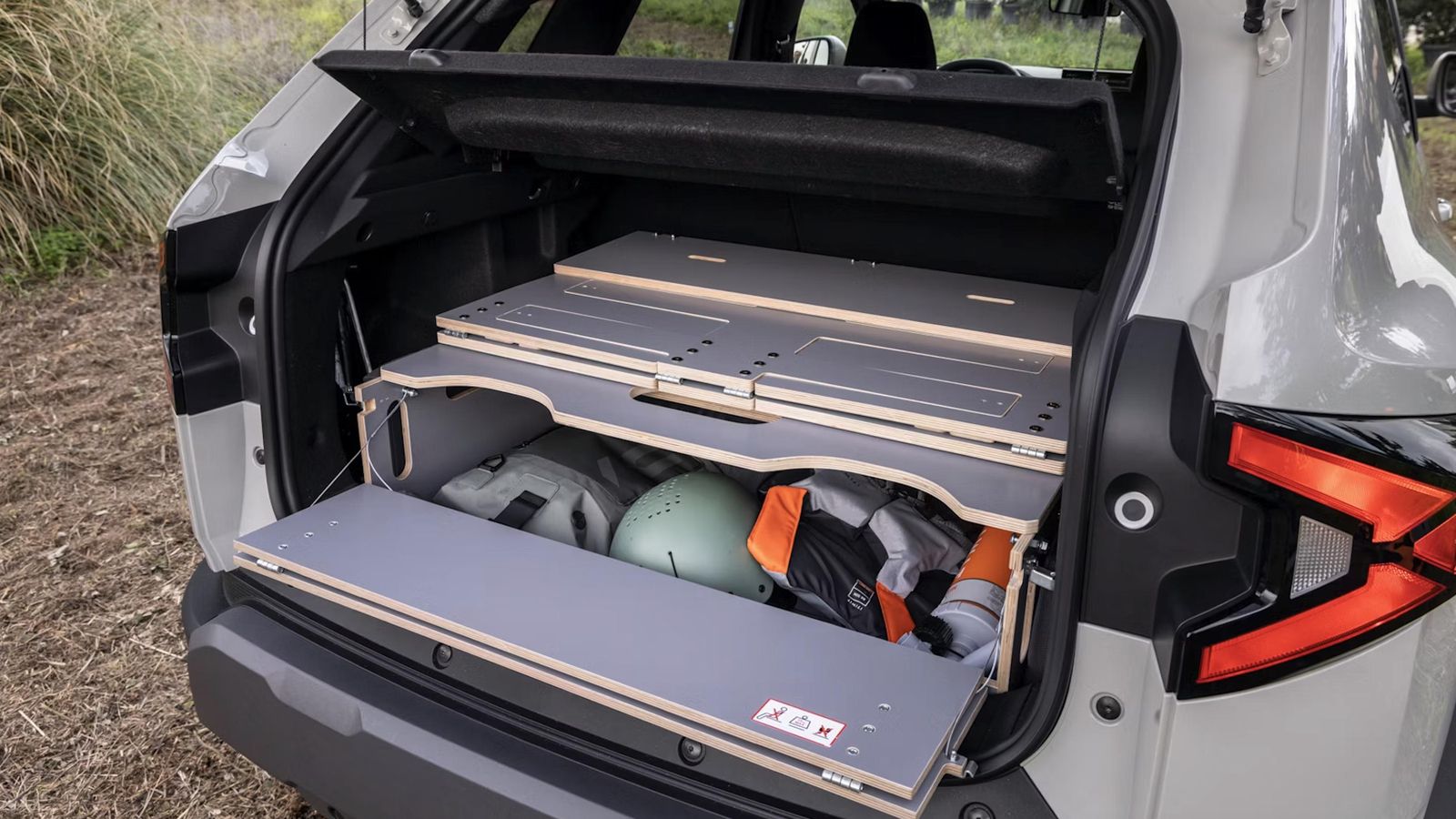 Entre los accesorios disponibles está un sistema de almacenamiento que también sirve como soporte para una cama (1,90 m de largo y hasta 1,30 m de ancho) de cara a camperizar este Dacia.