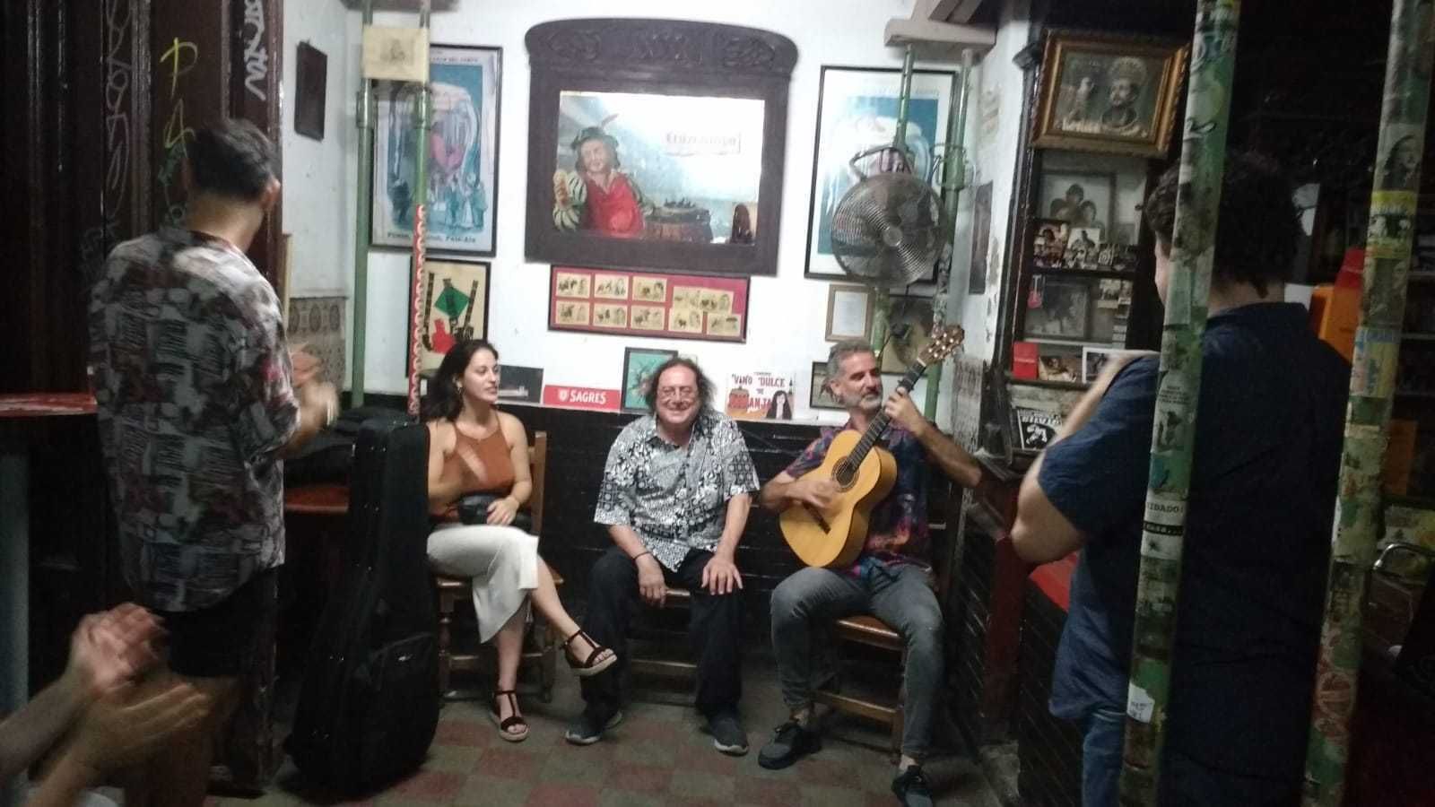 Gonzalo Molina, en las últimas horas de su taberna, entre dos espontáneos en plena actuación.
