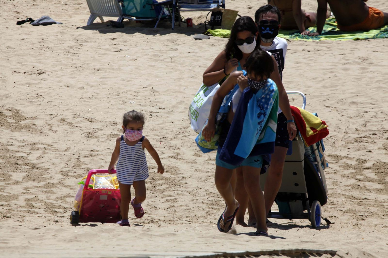 Imágenes de los bañitas en La Antilla y Nuevo Portil con mascarillas