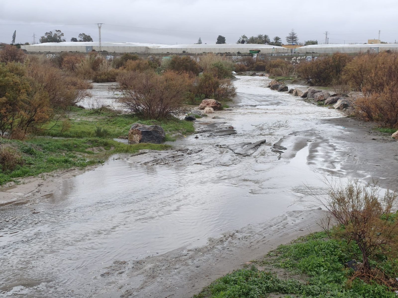 En imágenes: el temporal Kristin mantiene en vilo a toda la provincia de Almería