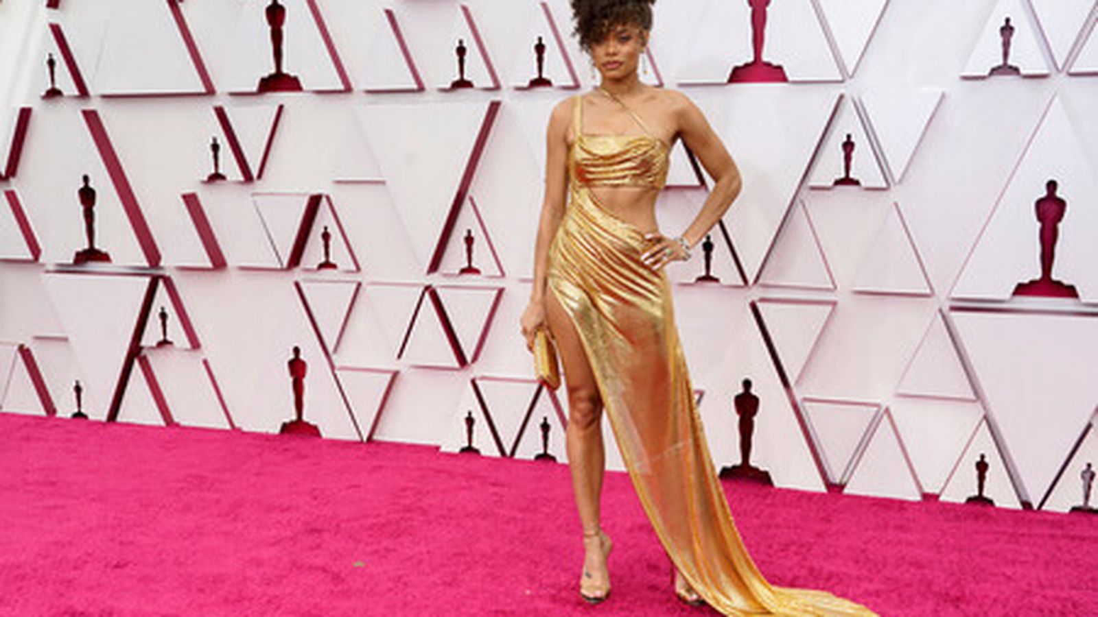 El modelo poco recatado de Andra Day, cual estatuilla.