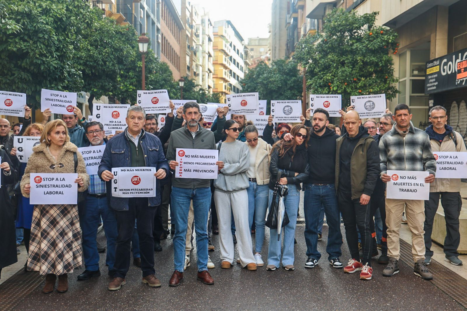 Fotografías del minuto de silencio en UGT por la muerte de un trabajador