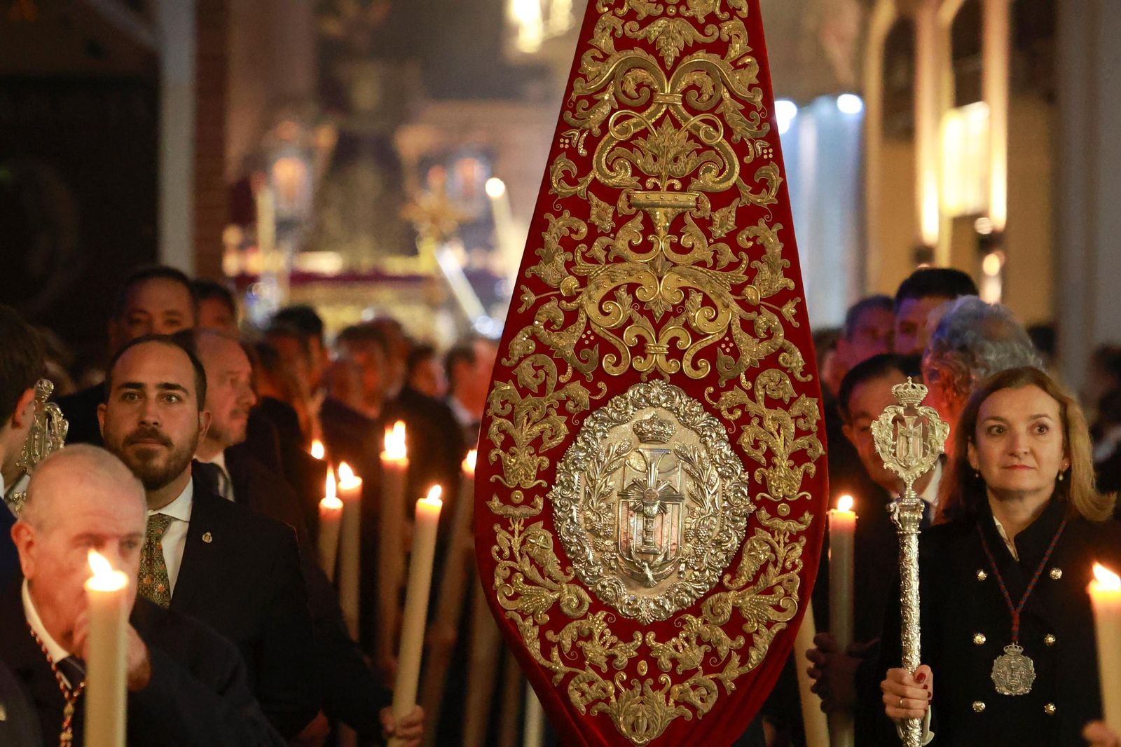 El vía crucis inaugura la cuaresma, en imágenes