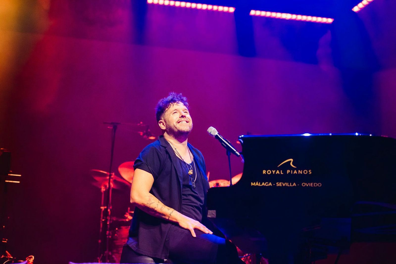 Pablo López acompañado de su piano durante su concierto en el Teatro Auditorio de Roquetas de Mar.