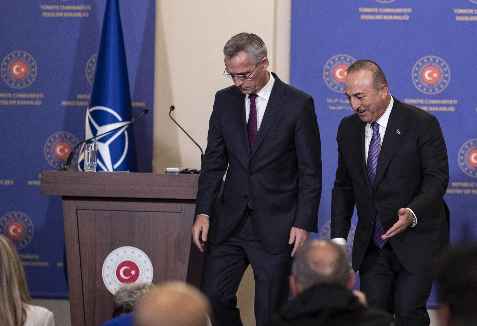 Jens Stoltenberg (izq.) y Mevlüt Çavusoglu, tras la rueda de prensa en Estambul.