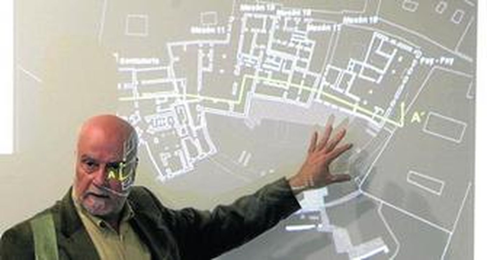 Emilio Yanes explica a los vecinos del Pópulo cómo se realizarán las obras bajo sus viviendas.