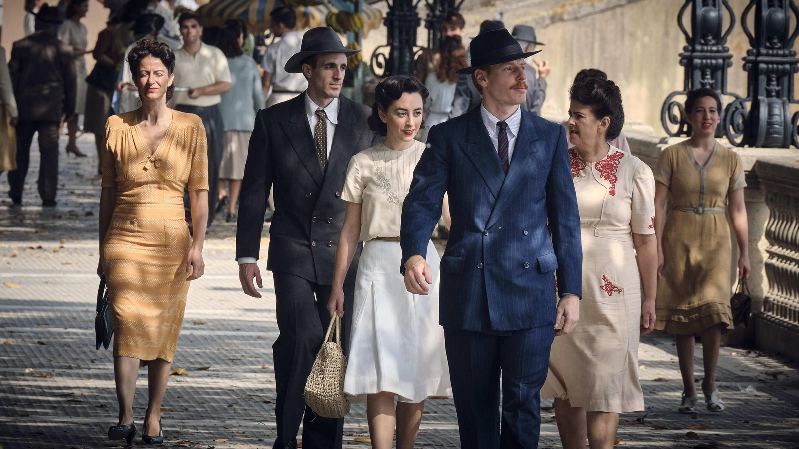Momento del rodaje, en la Alameda, de la serie de Disney+ con Logan Lerman como protagonista.