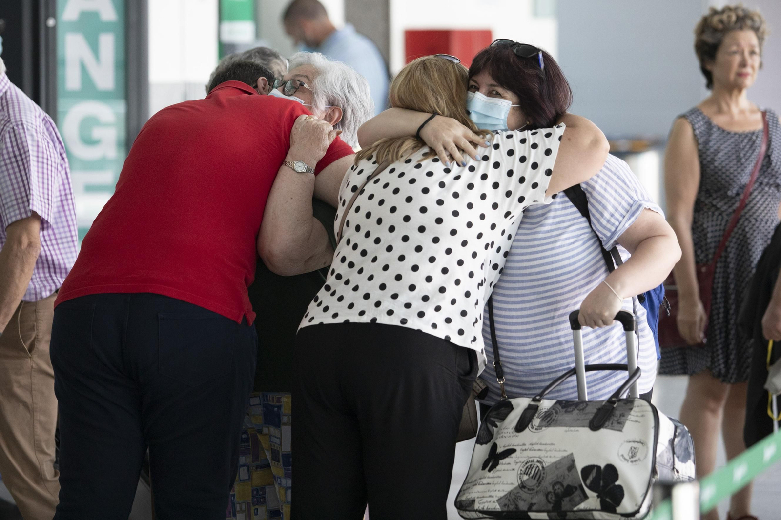 Viajeros se abrazan en la estación de Granada tras entrar en la 'nueva normalidad'