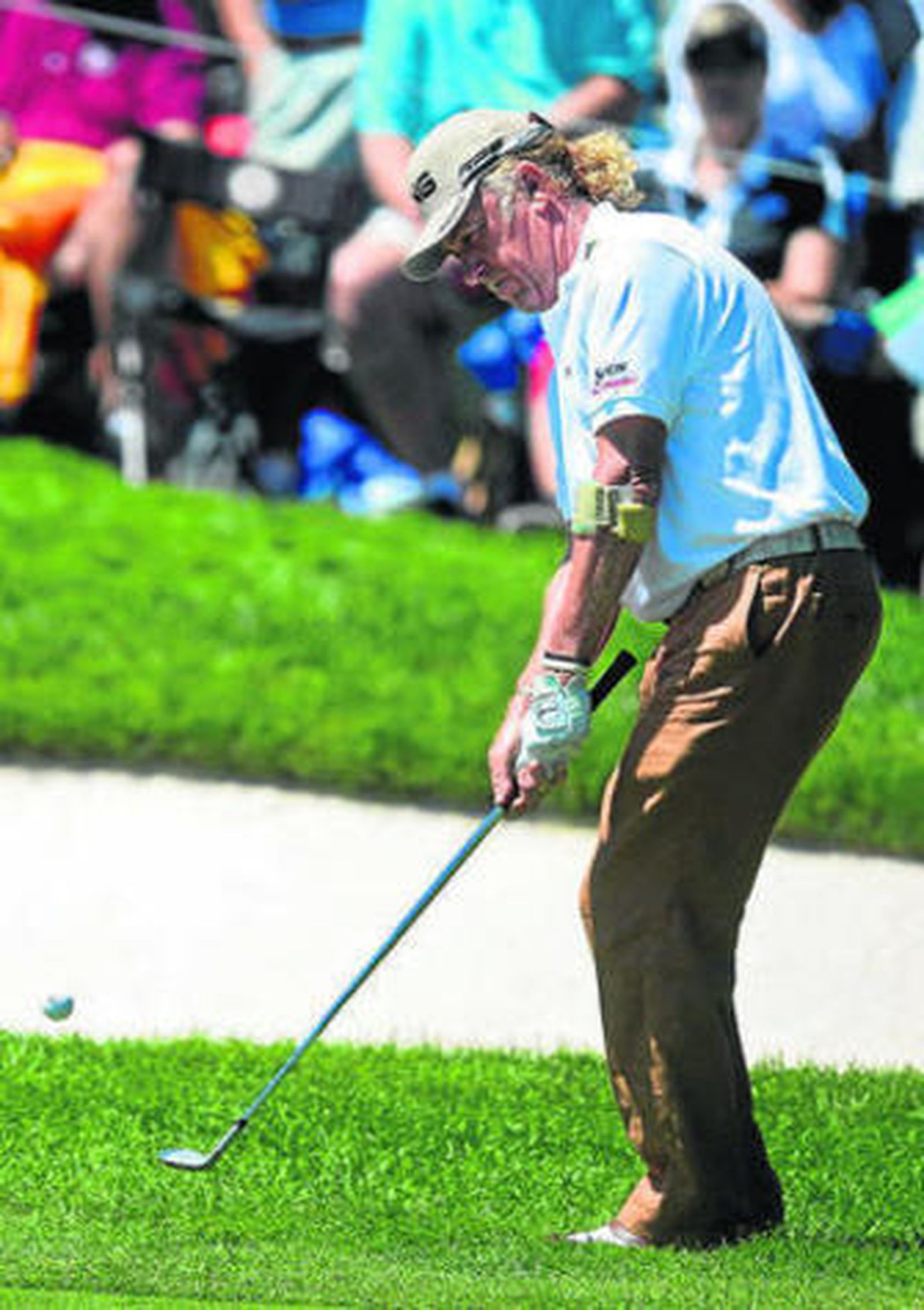 Jiménez ejecuta ayer un 'chip' en el 'rough' del hoyo 3.