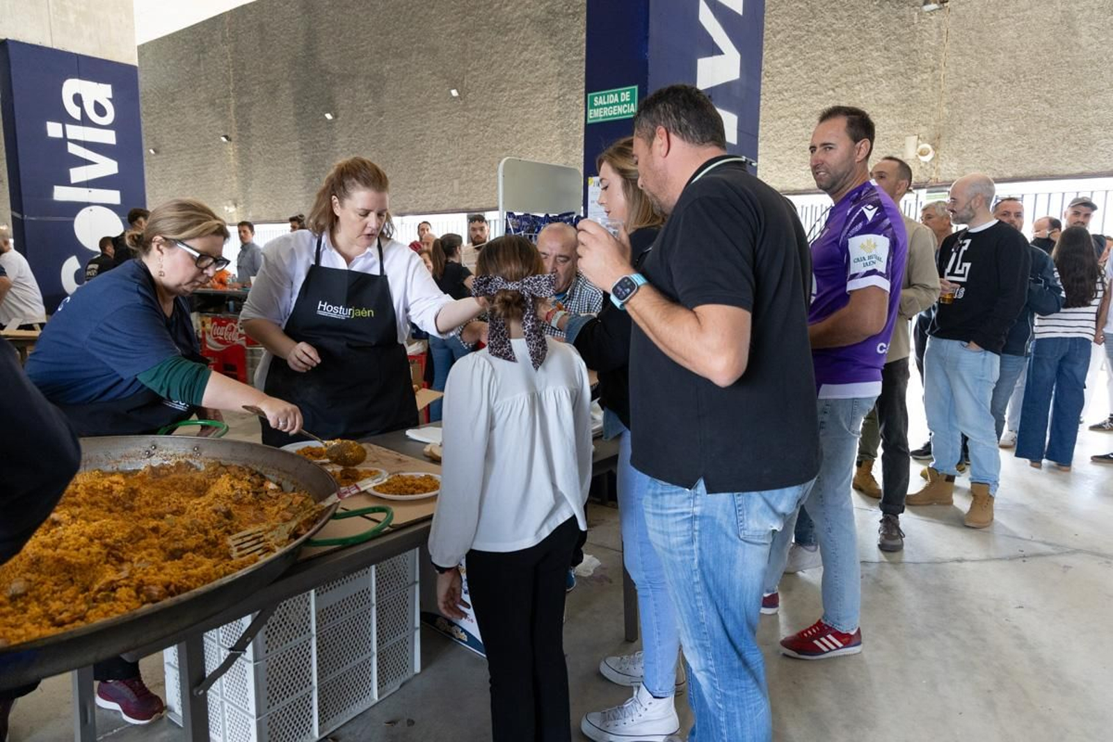 La afición del Real Jaén se vuelca con la paella solidaria por los afectados de la DANA, en imágenes