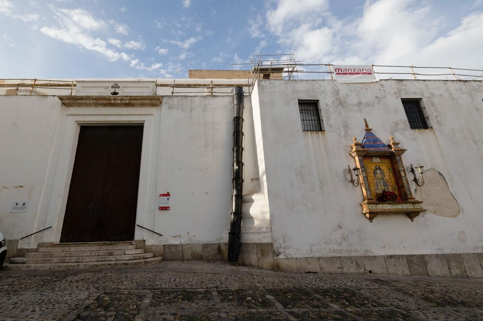 La Catedral Vieja está actualmente en obras para intervenir uno de los laterales del templo.