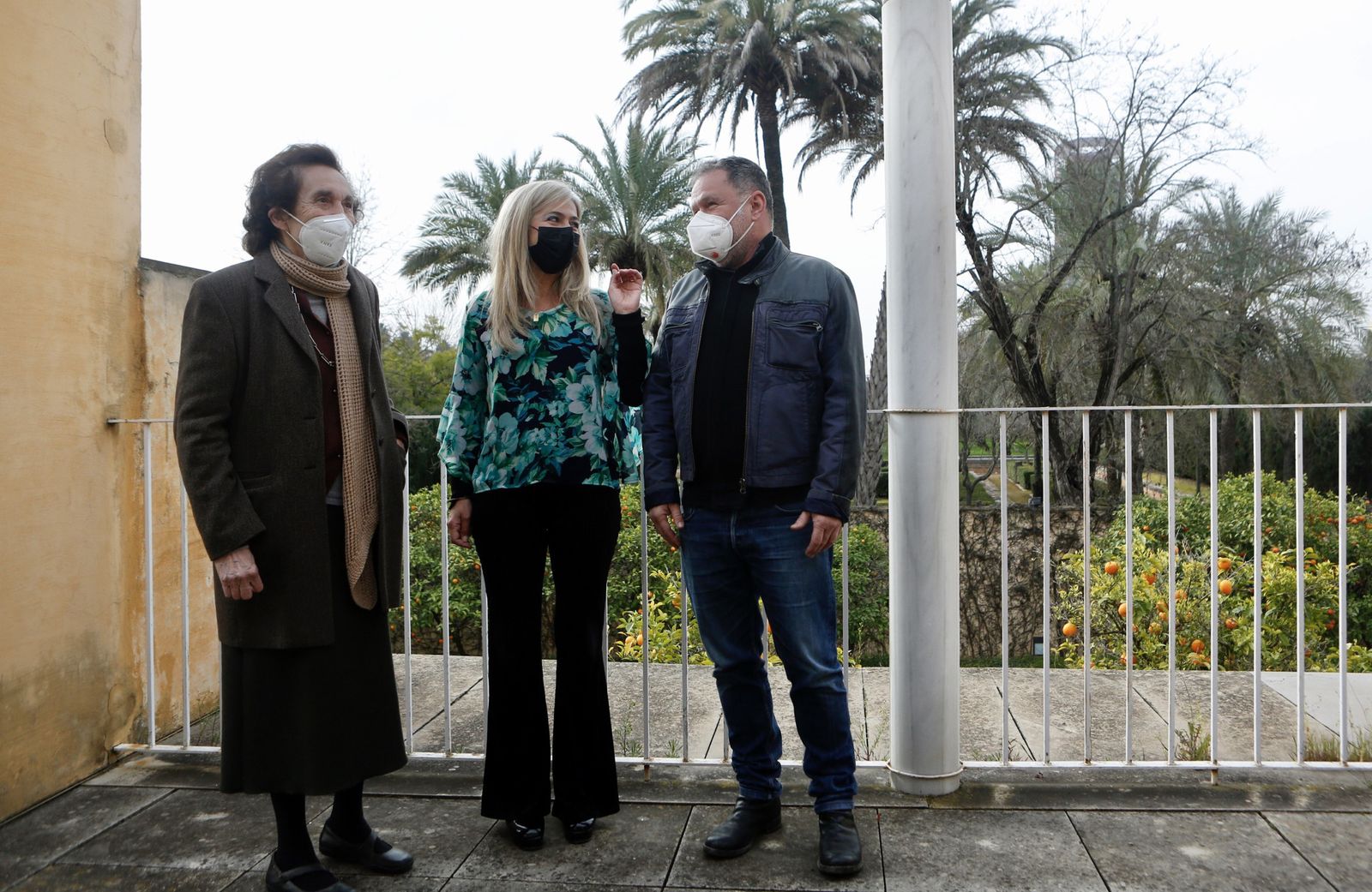 Teresa Duclós, Patricia del Pozo y Abraham Lacalle frente a las huertas del monasterio de la Cartuja.
