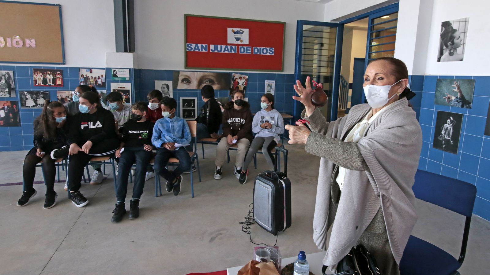 Angelita Gómez visita por el día del flamenco el colegio San Juan de Dios