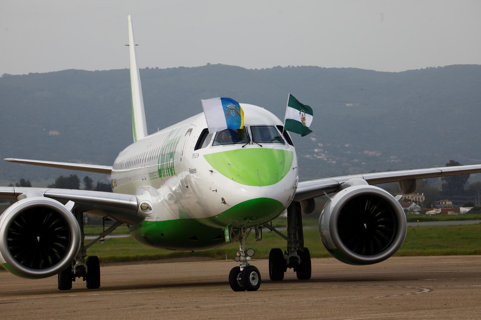 El aeropuerto de Córdoba recibe el primer vuelo de Binter desde Canarias, en imágenes