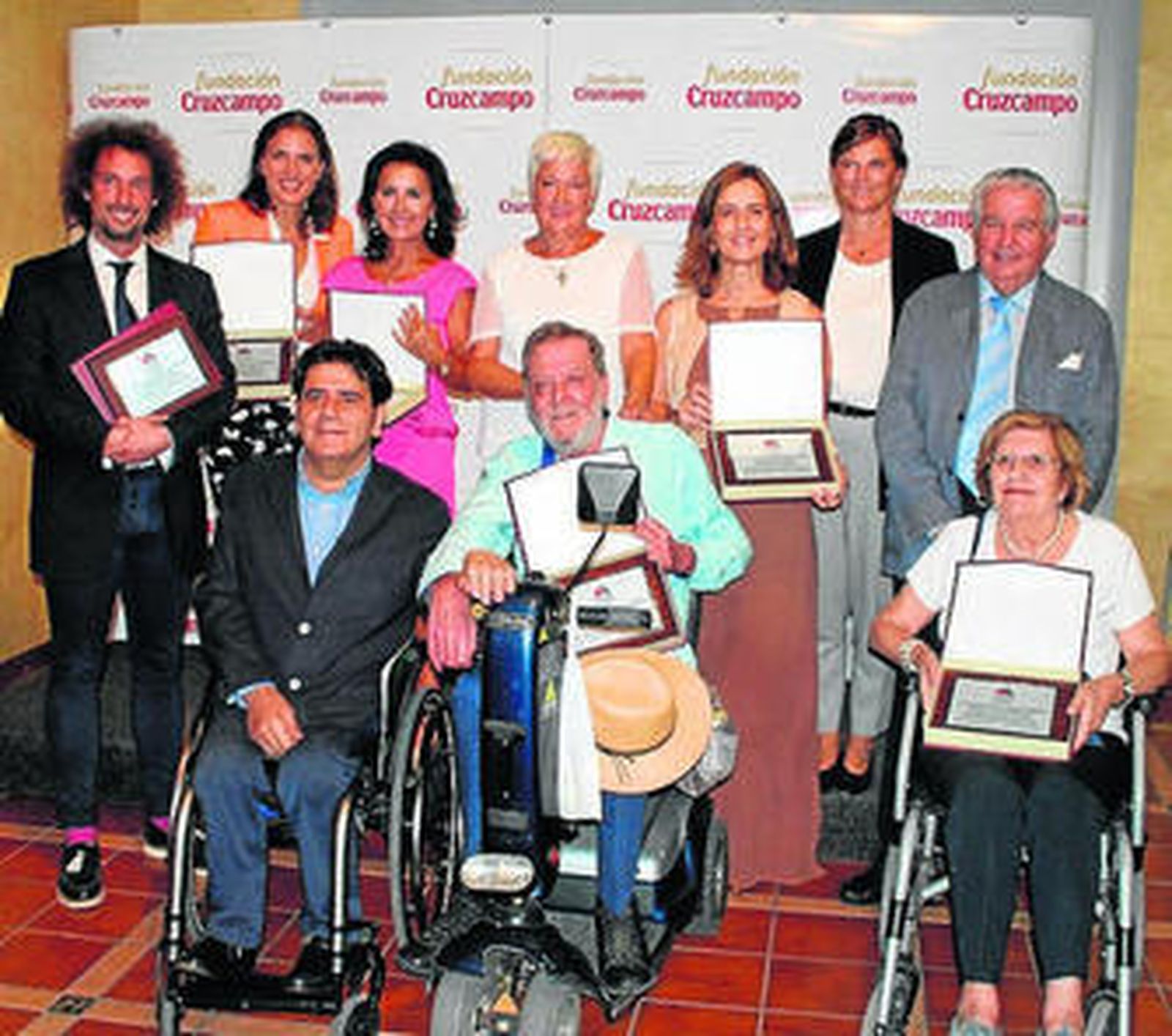 En el centro, Águeda Alonso, presidenta de ASEM, junto a los galardonados.
