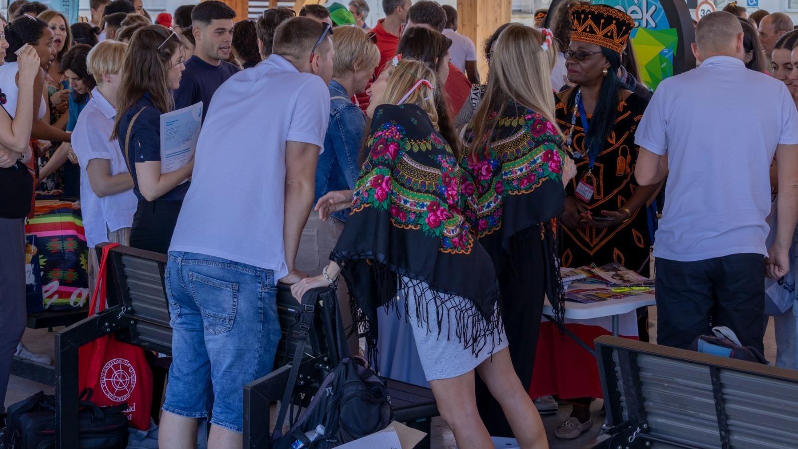 Estudiantes durante la Study Abroad Fair (Feria de Estudios en el Extranjero)