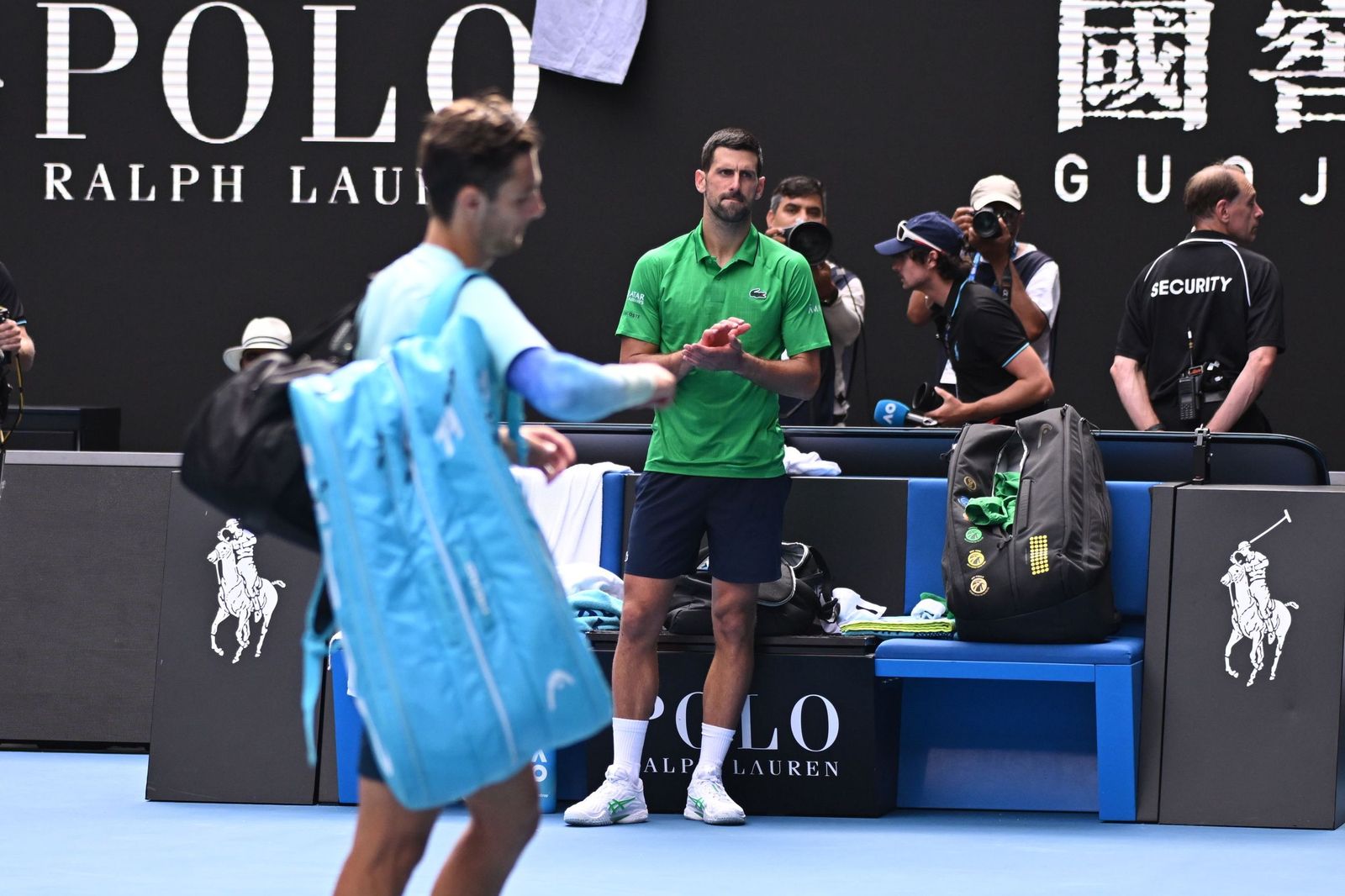 Djokovic aplaude a Musetti cuando éste se retira de la pista por lesión.