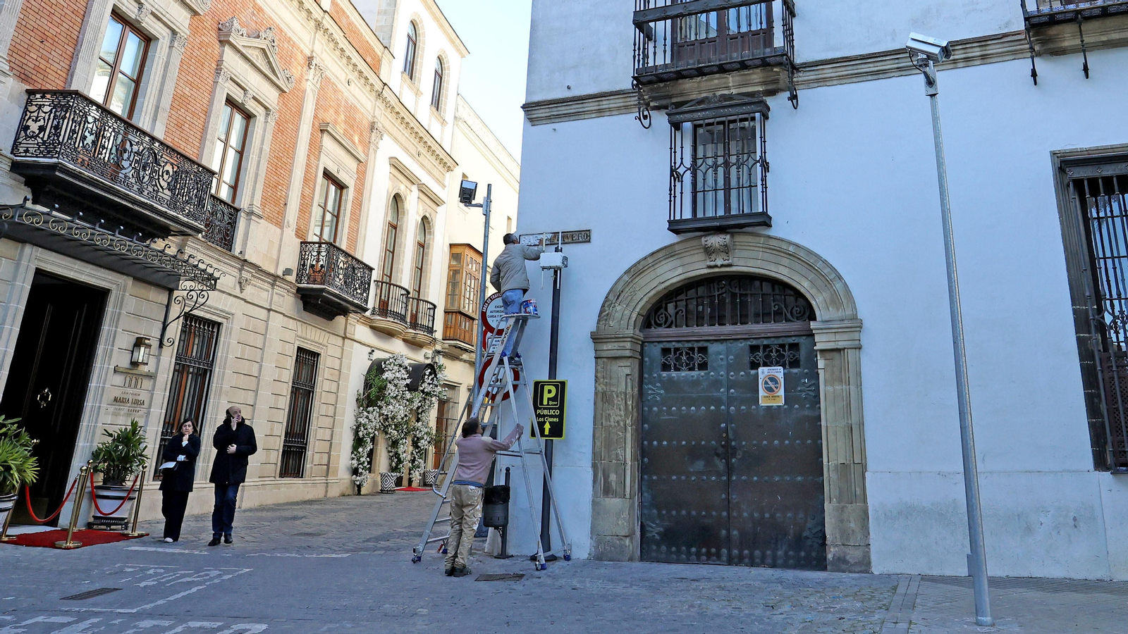 Trabajos de restauración del callejero de Jerez