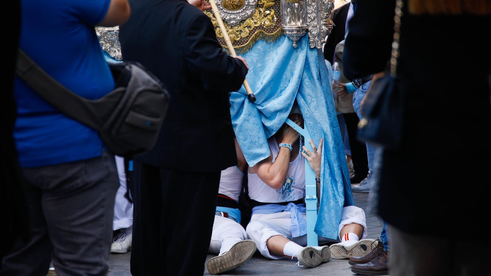 Vea la salida de la Hermandad de Los Ángeles de la Catedral de Almería