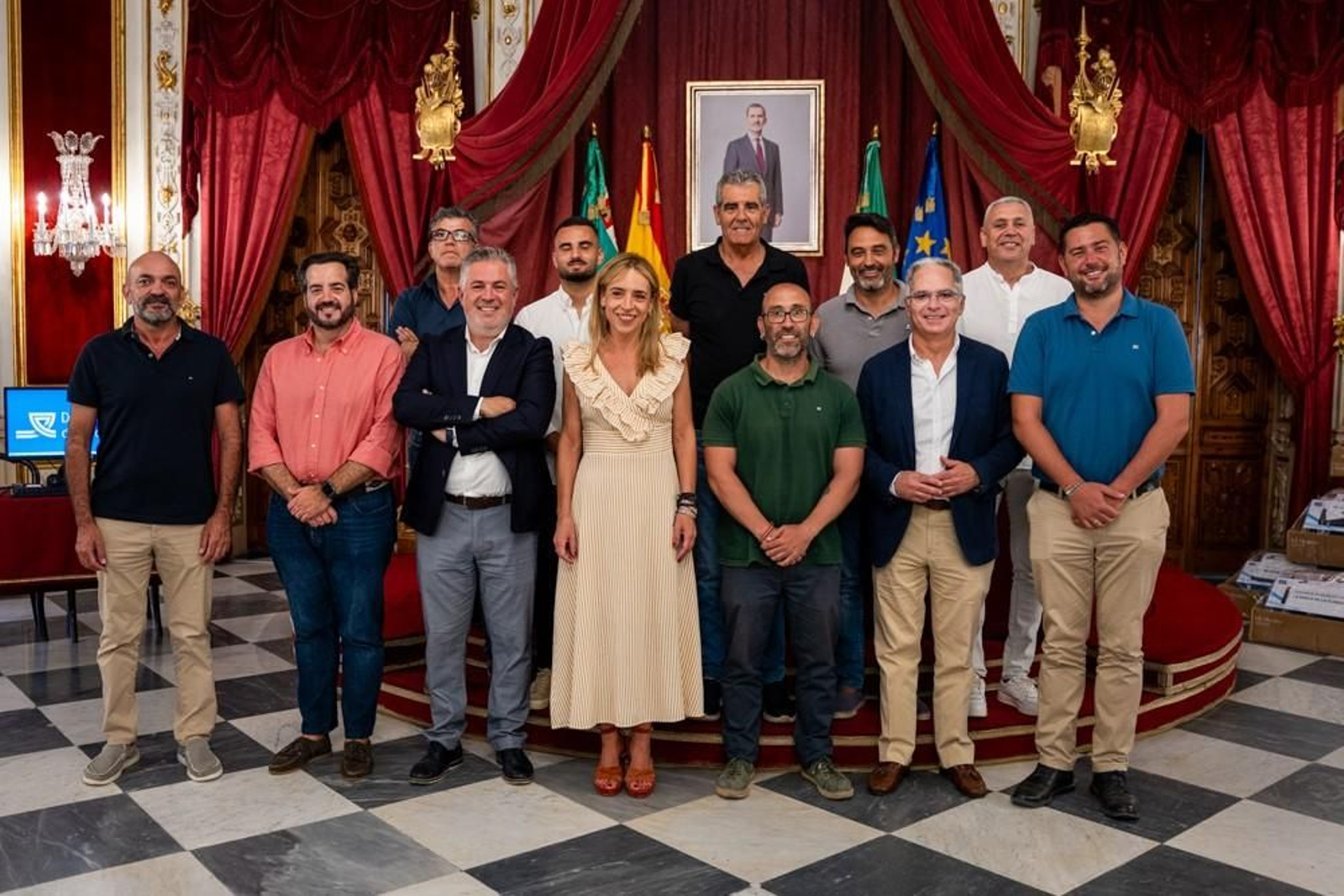 La presidenta de la Diputación de Cádiz, Almudena Martínez, en la entrega de los equipos informáticos a las ELAS.