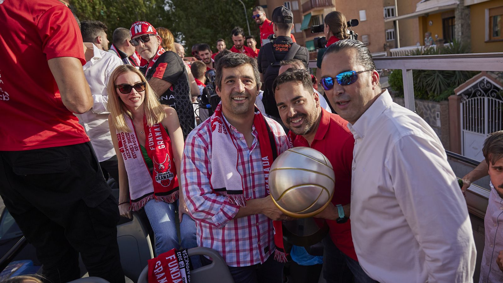 Pablo Pin, 'Zamo' y Óscar Fernández-Arenas durante la celebración del ascenso.