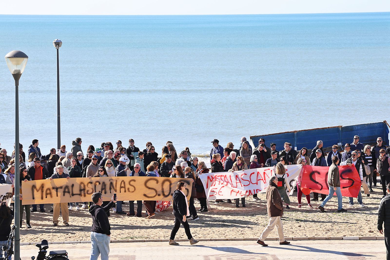 Fotografías de la concentración de los vecinos de Matalascañas tras los destrozos del paseo marítimo
