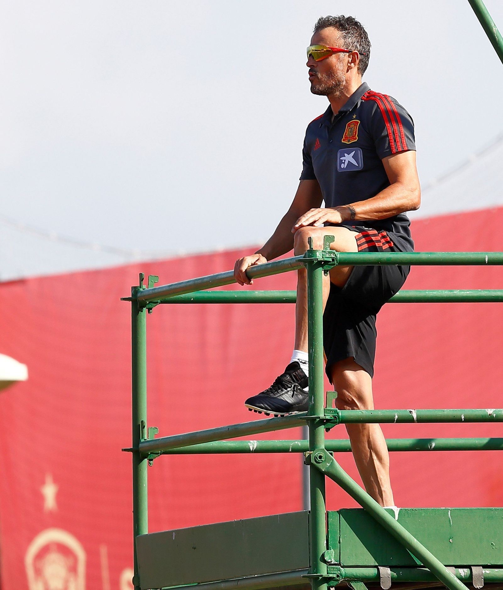 Luis Enrique sigue el entrenamiento de la selección desde la tarima montada al efecto en Las Rozas.