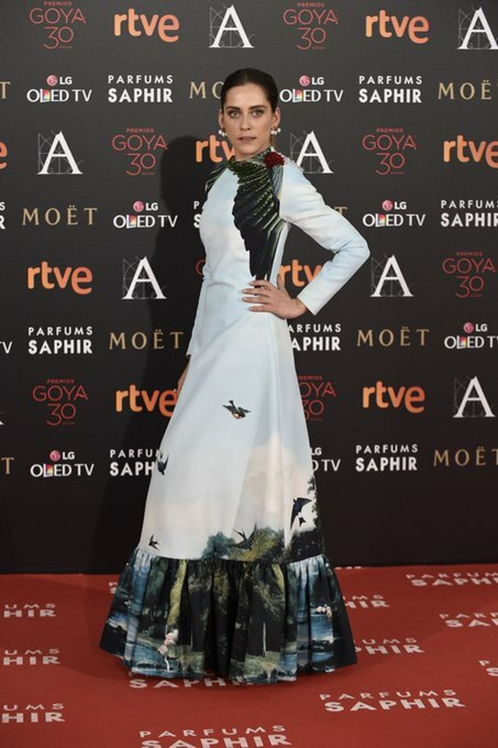 María León, en los Goya de 2016, con un vestido de Leandro Cano.