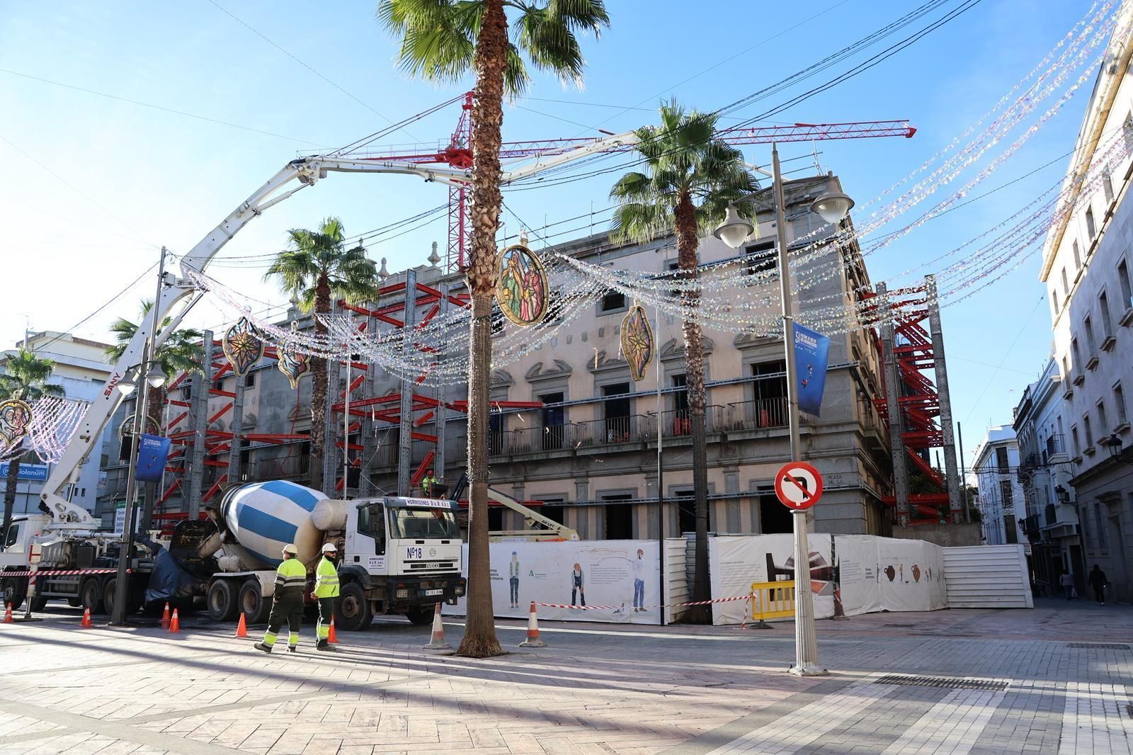 Adiós a las estructuras metálicas de Hacienda: imágenes de la retirada ante el inicio de la Navidad en Huelva