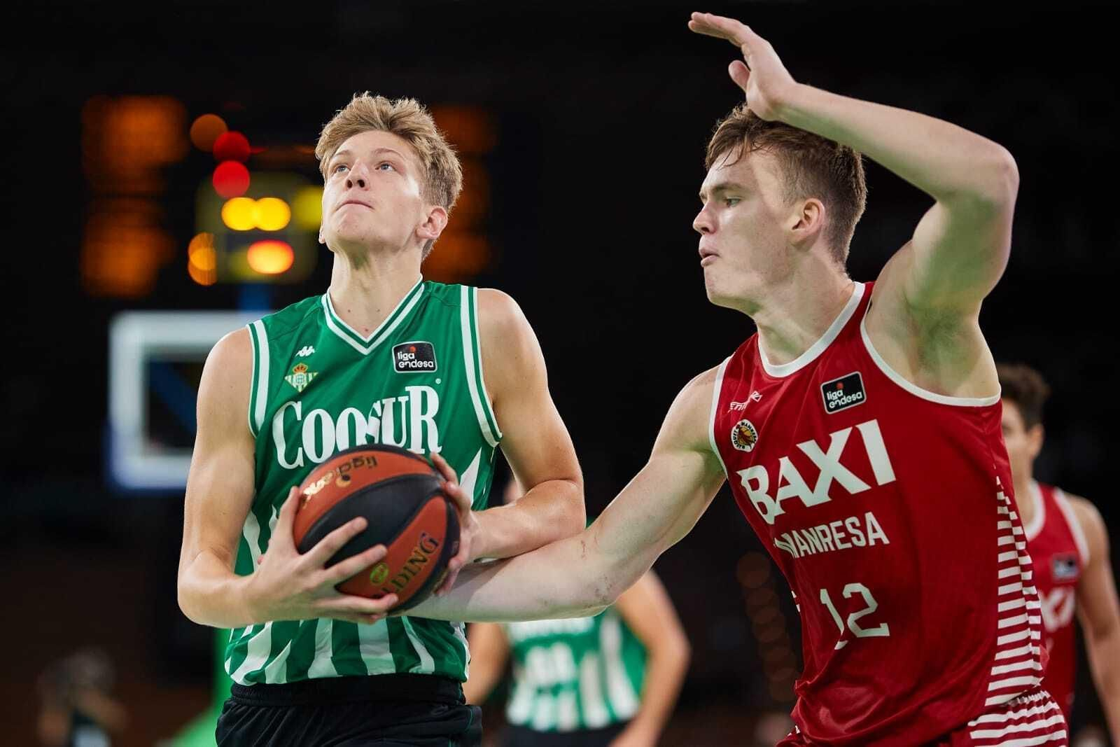 Luis García entra a canasta ante Valtonen.