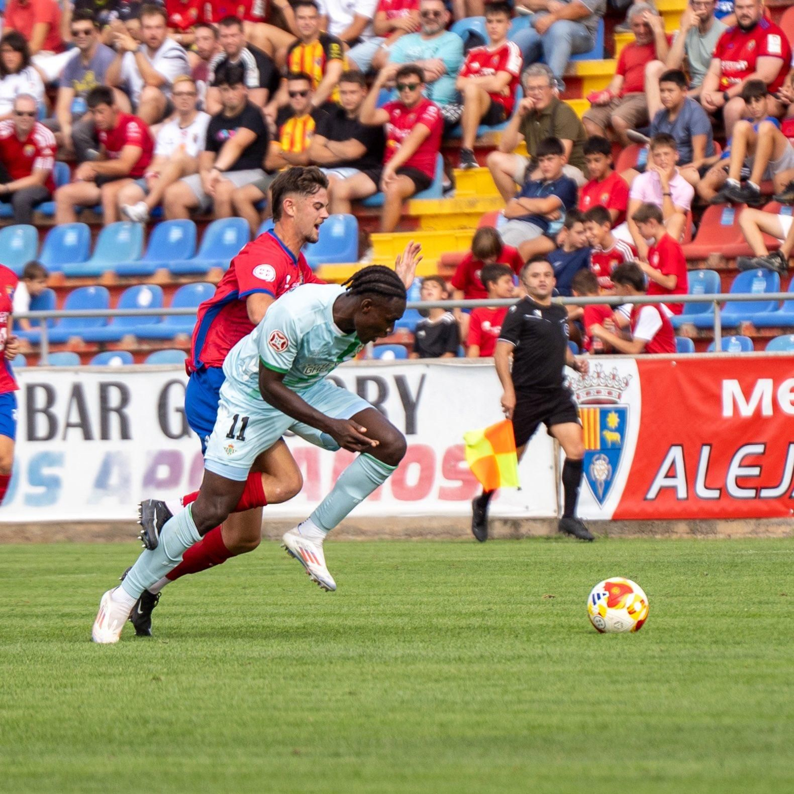 Destiny intenta irse con fuerza de un defensor del Teruel.