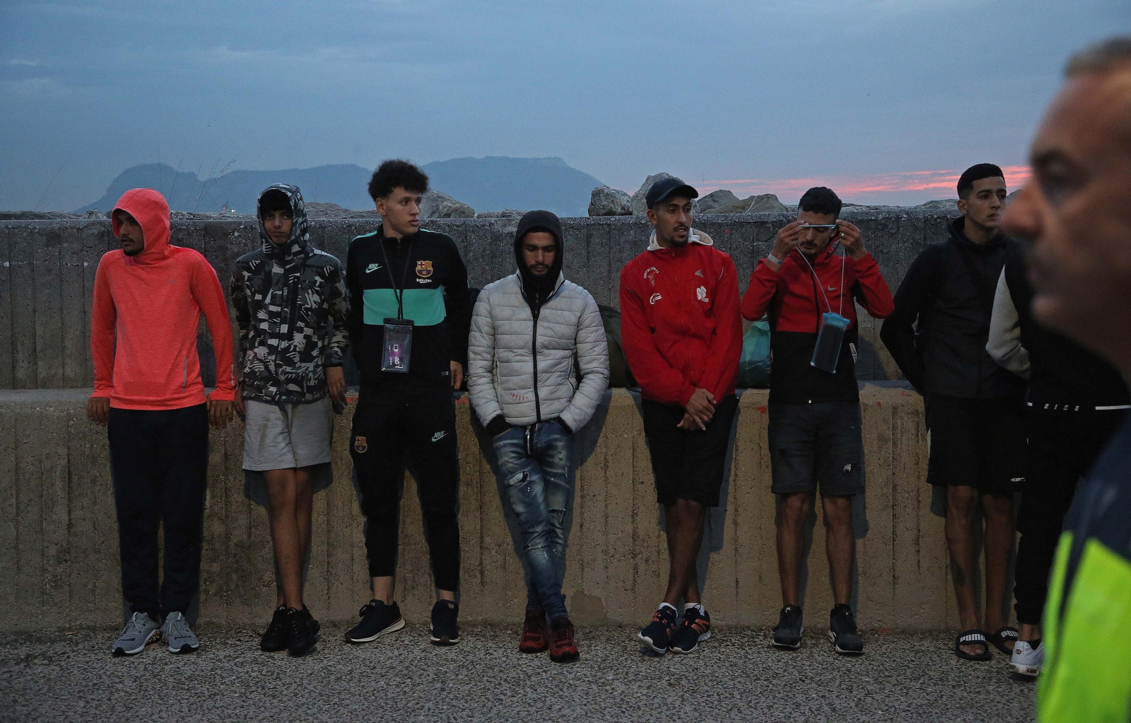 Imágenes de los 10 migrantes rescatados por Salvamento Marítimo en Algeciras