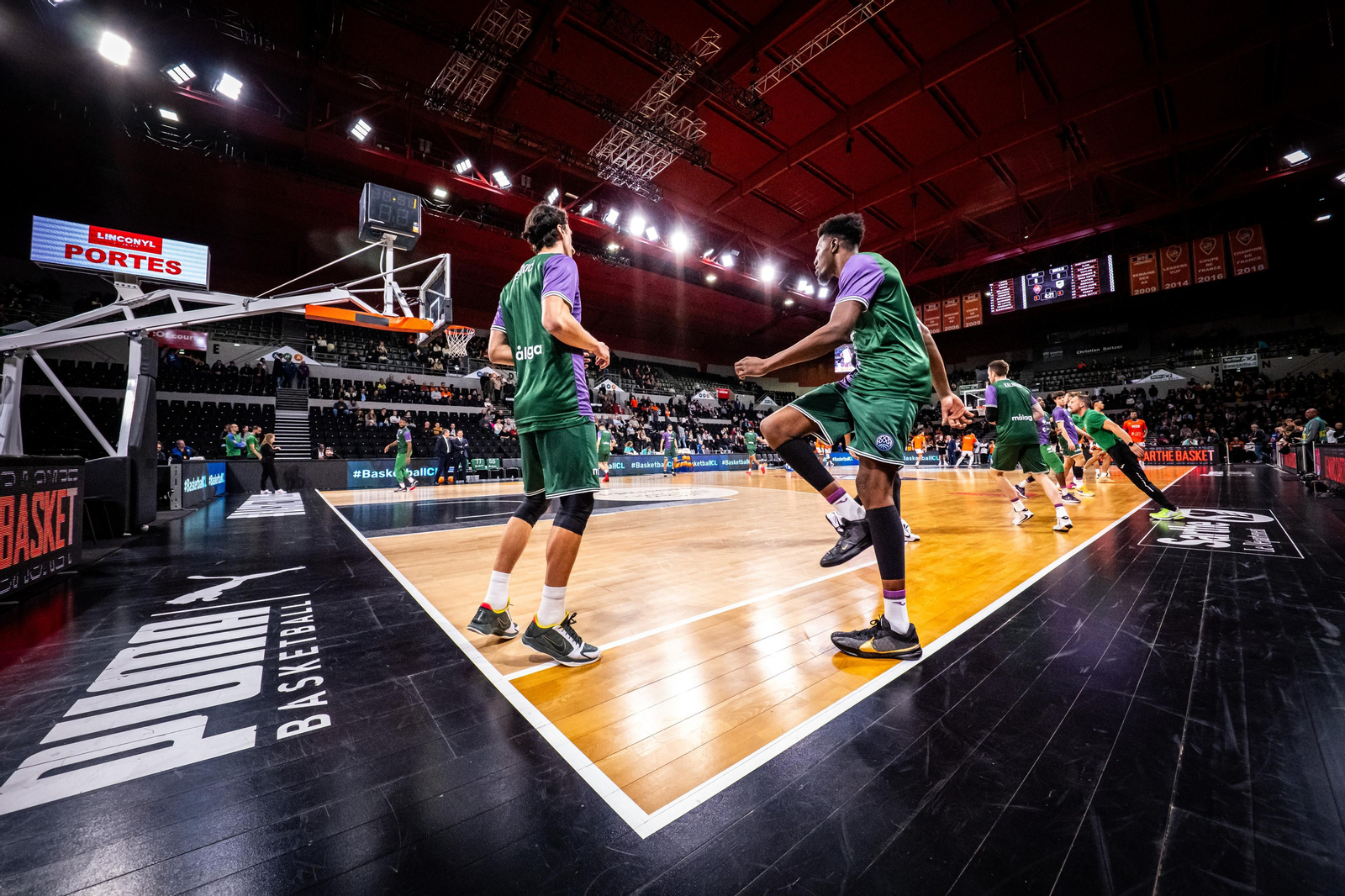 Calentamiento del Unicaja en Le Mans.