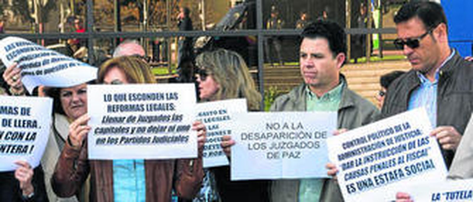 Una treintena de funcionarios se concentró ayer frente a los juzgados de la Caleta.