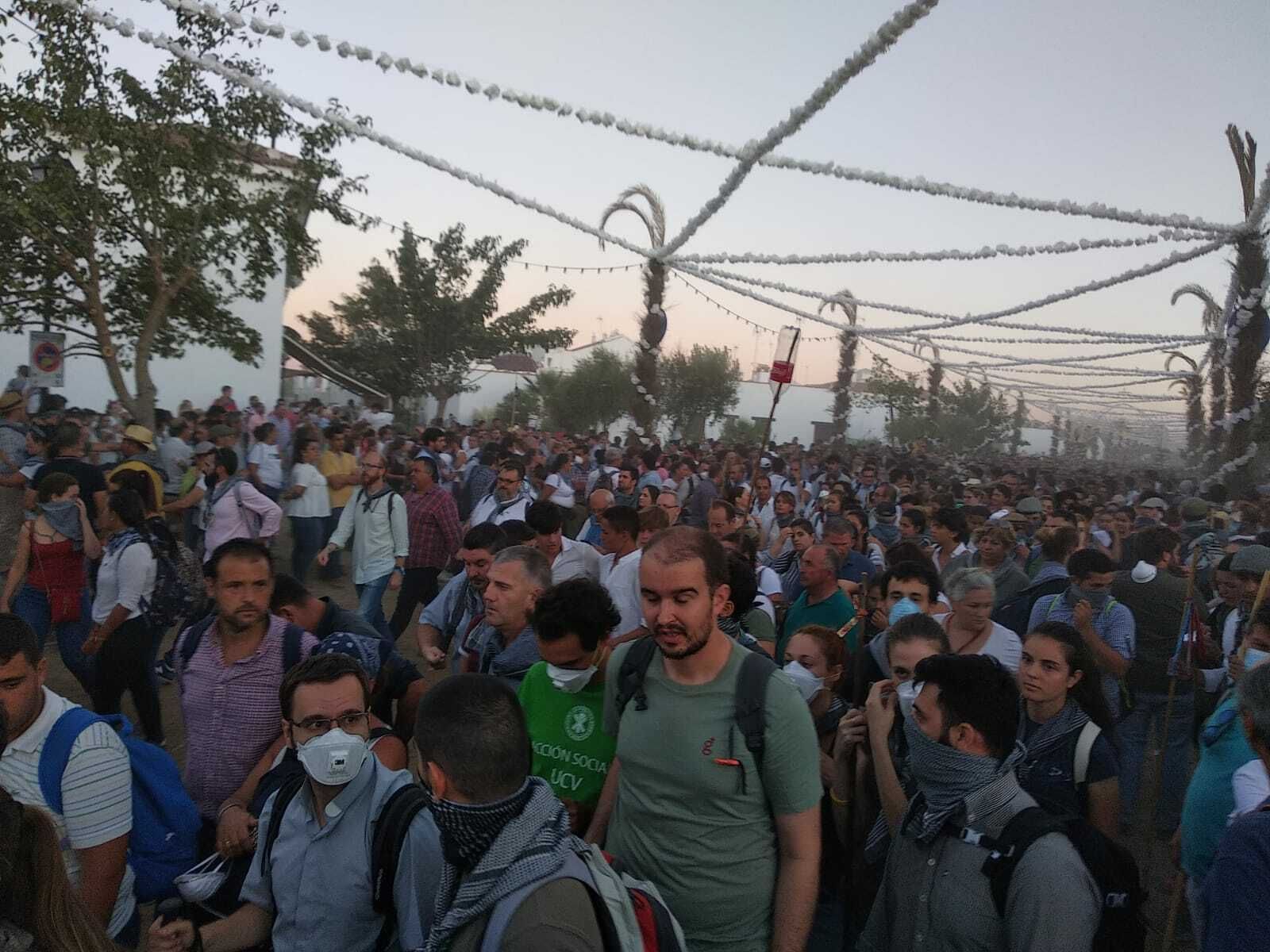Miles de peregrinos comienzan a andar por el Camino de los Llanos que los llevará hasta Almonte.