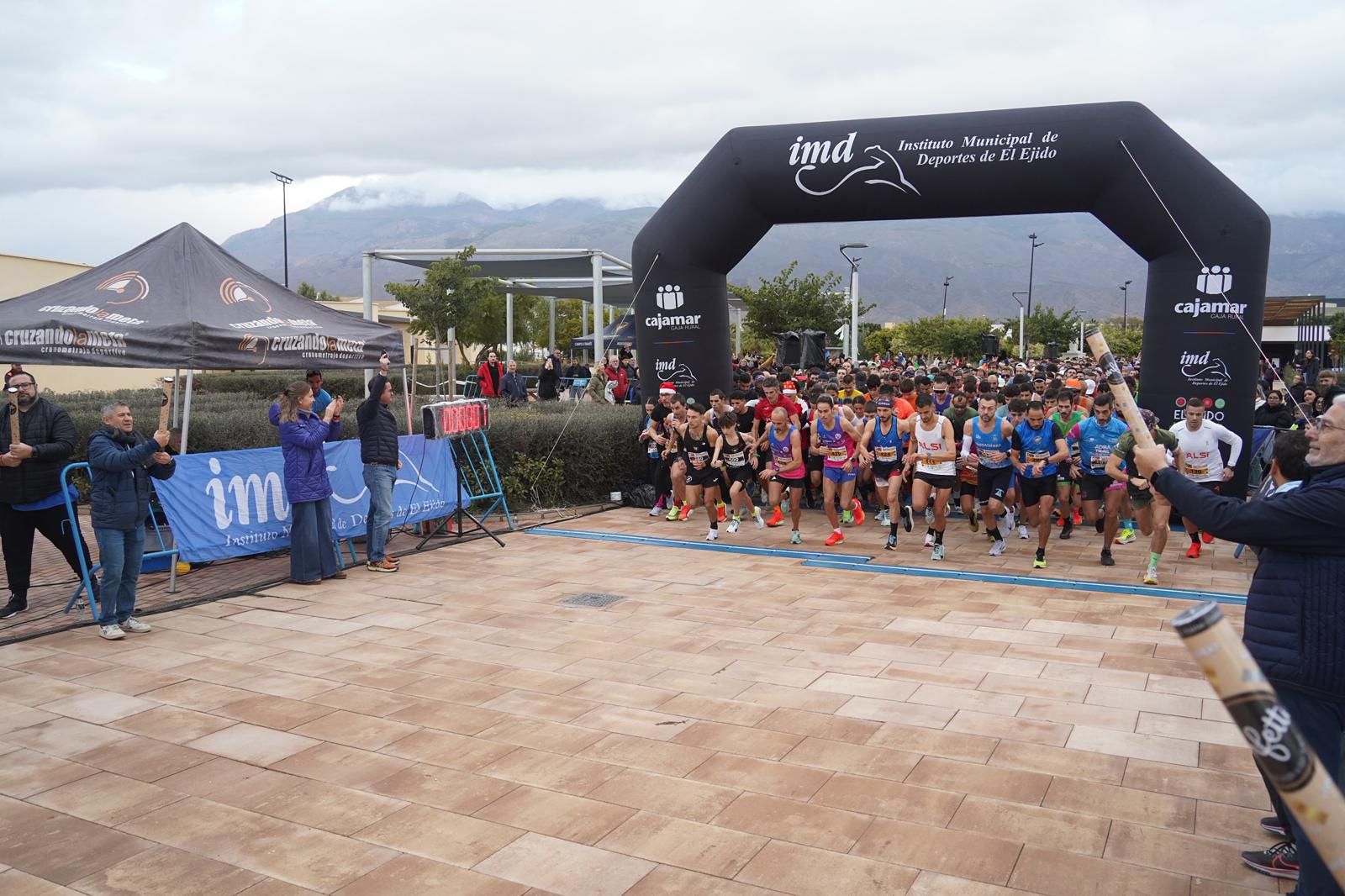 Los corredores toman la salida de la prueba celebrada en la localidad ejidense este fin de semana.