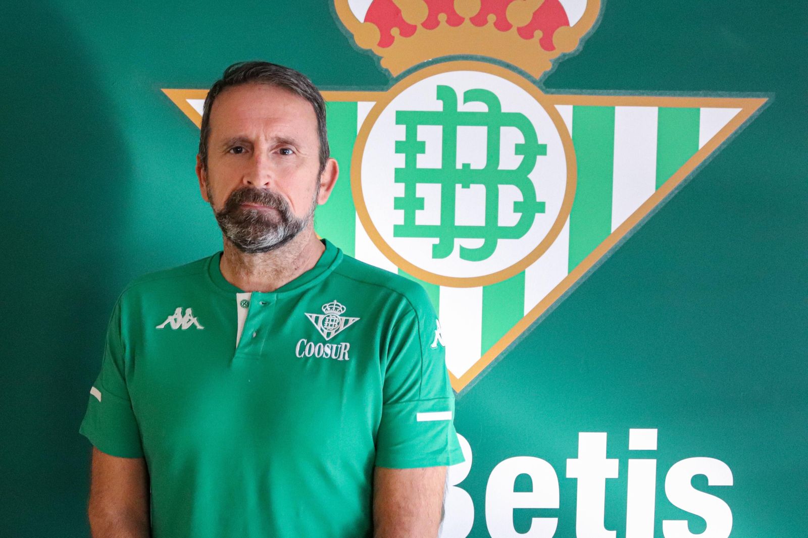 Joan Plaza posa en las oficinas del Coosur Real Betis.