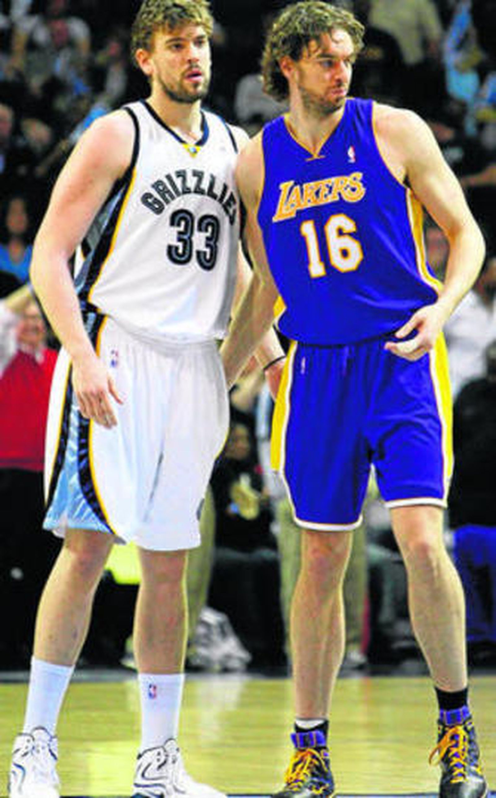 Marc y Pau Gasol se vigilan durante el partido.