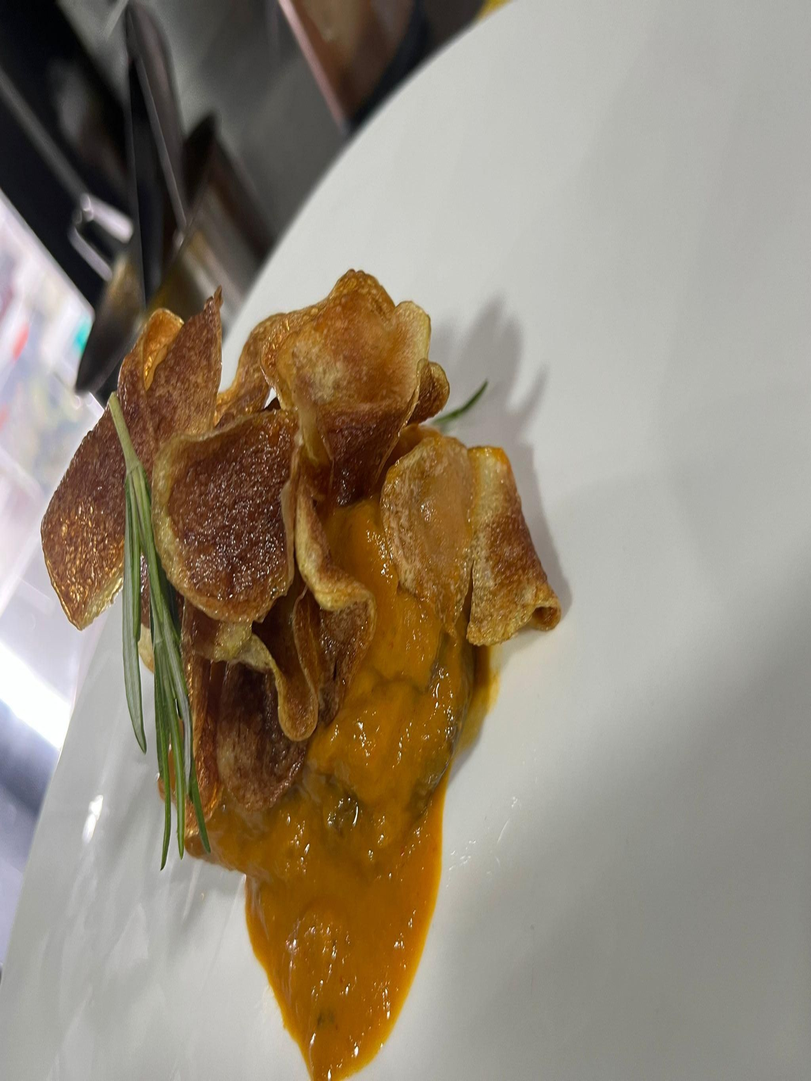 Carrillera de atún rojo estofada al PX con chips de patata