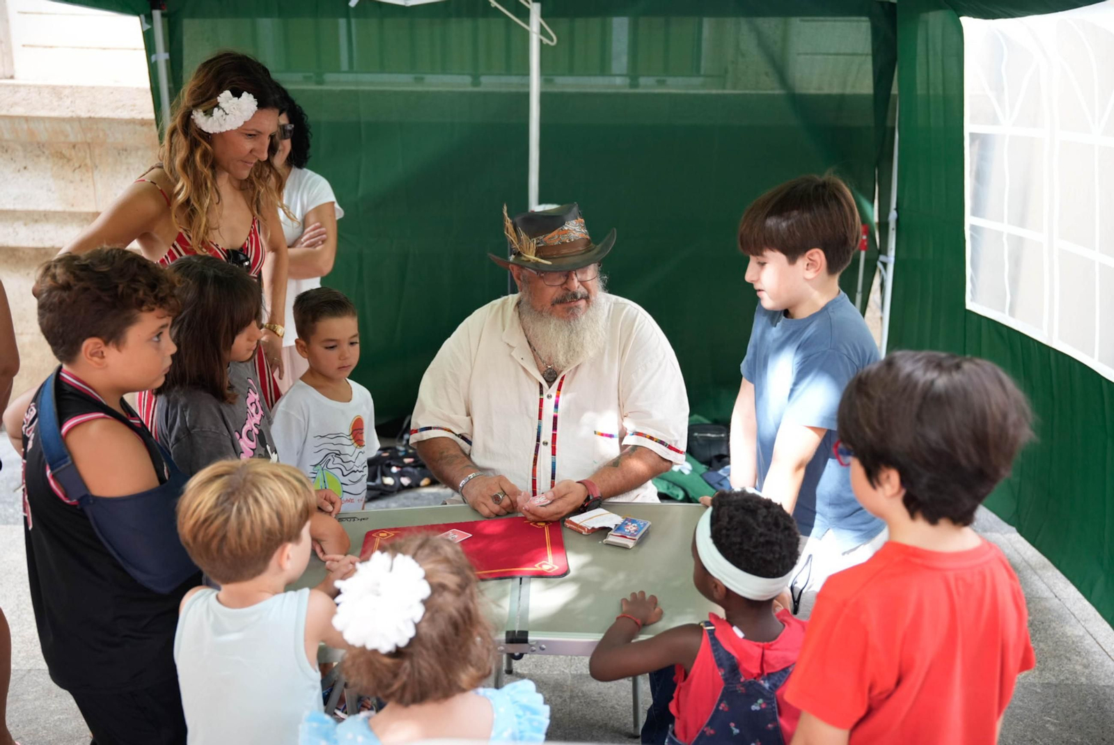 Las mejores imágenes del espectáculo de magia en la calle de la Feria de Almería