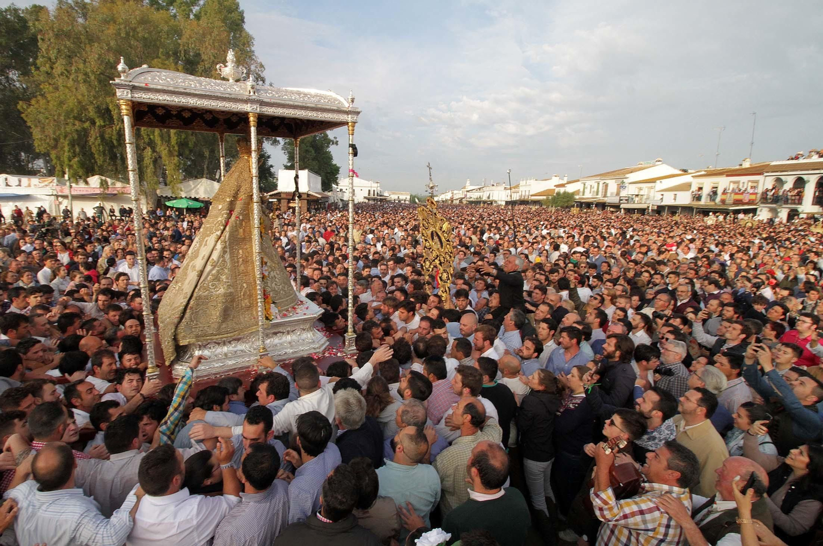 Las imágenes de la procesión de la Virgen del Rocío por la aldea en el Lunes de Pentecostés