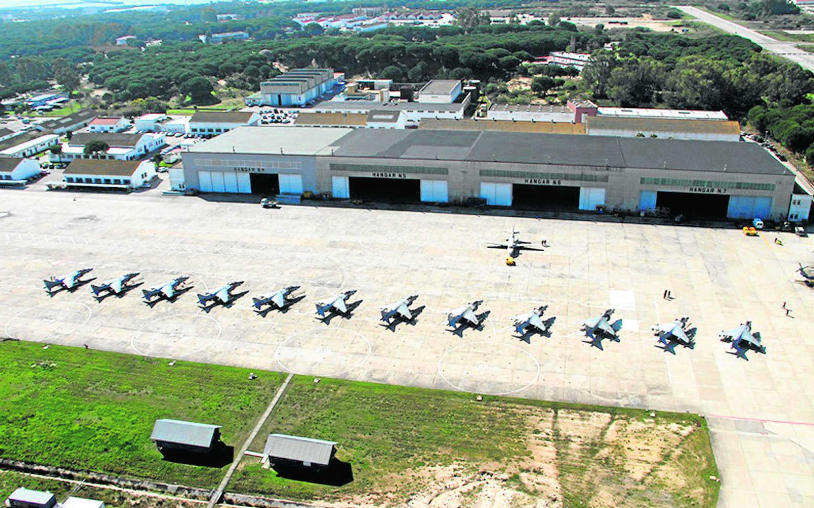 Imagen de archivo con cazas frente a los hangares de la Base Naval de Rota