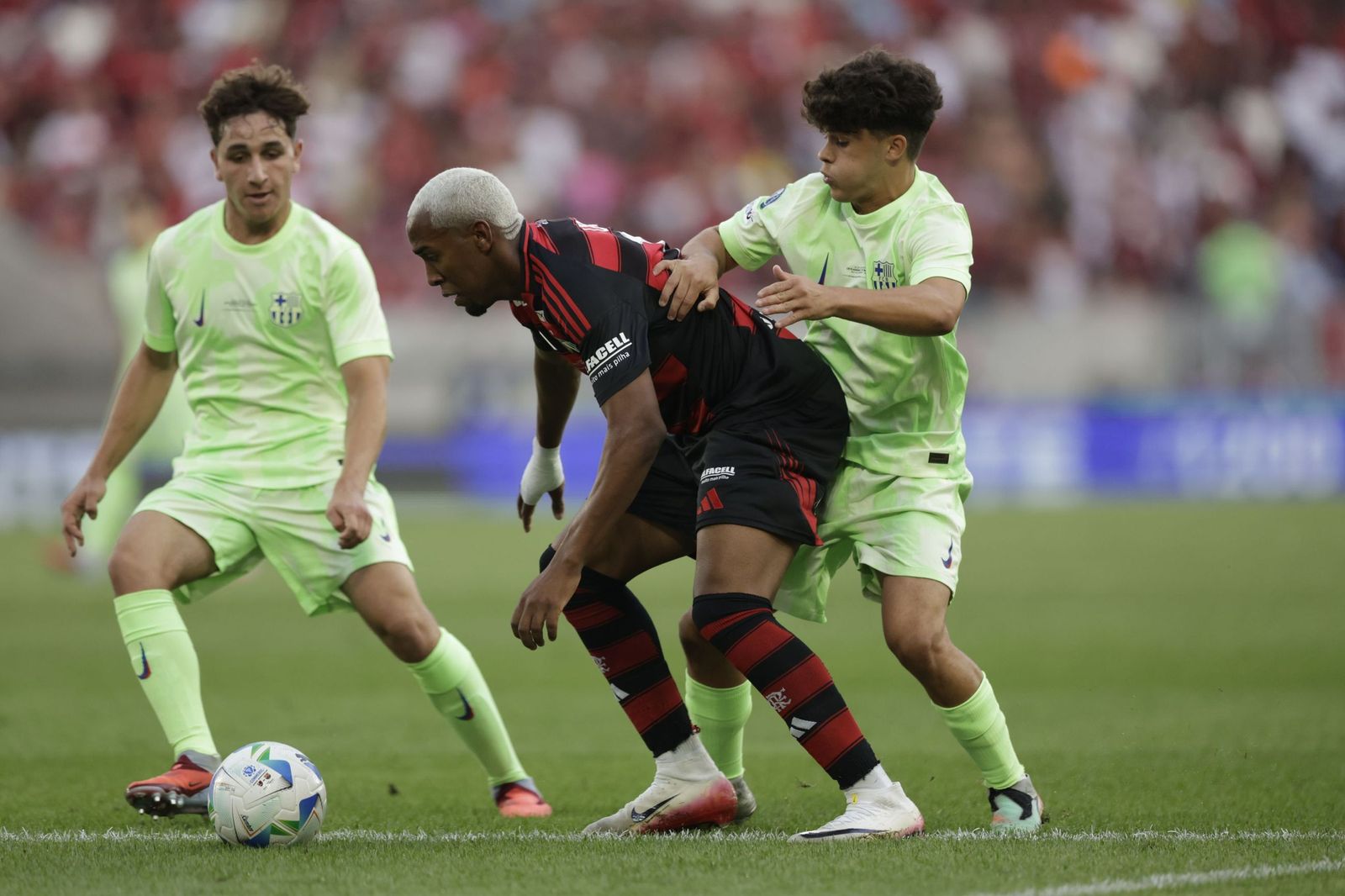 Quim Junyent -derecha- ante el Flamengo en la Copa Intercontinental sub-20 disputada en Brasil