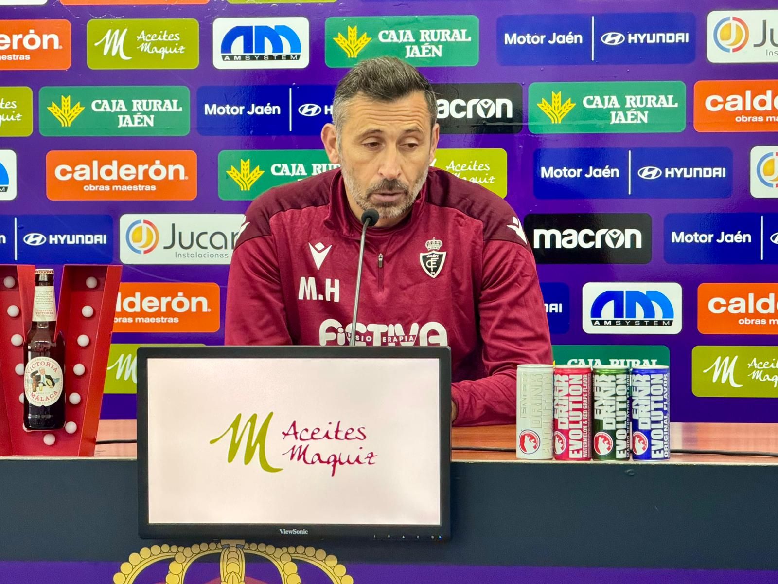 Manolo Herrero atiende a los medios de comunicación en la sala de prensa de La Victoria.