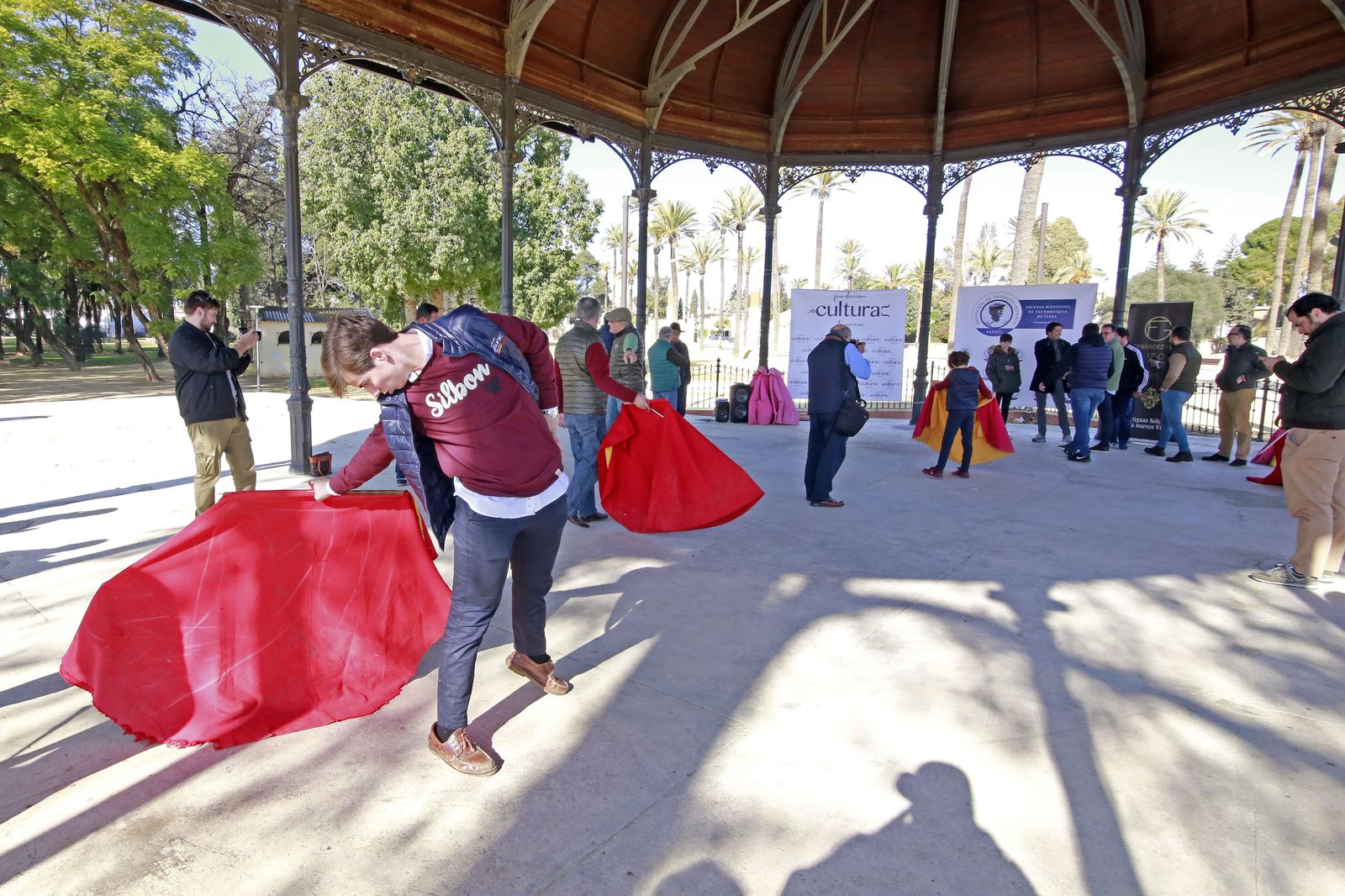 Canales Rivera con los jerezanos de la Asoc. de Antiguos Alumnos de la Escuela Municipal de Tauromaquia de Jerez