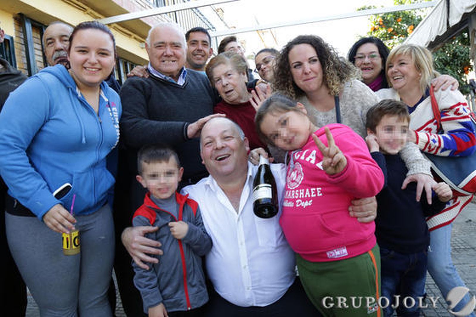 La Puebla de Cazalla celebra la suerte recibida con el segundo premio al número 12775.

Foto: M.J.López