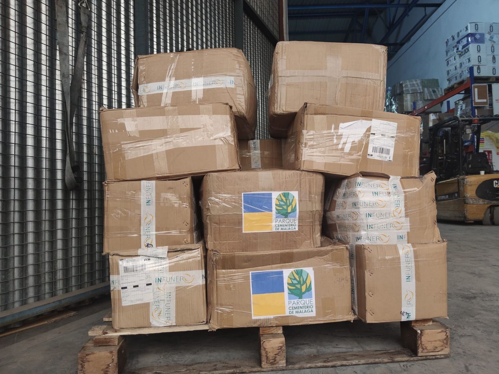 Entrega de sacos sudarios en el almacén de Maydan.