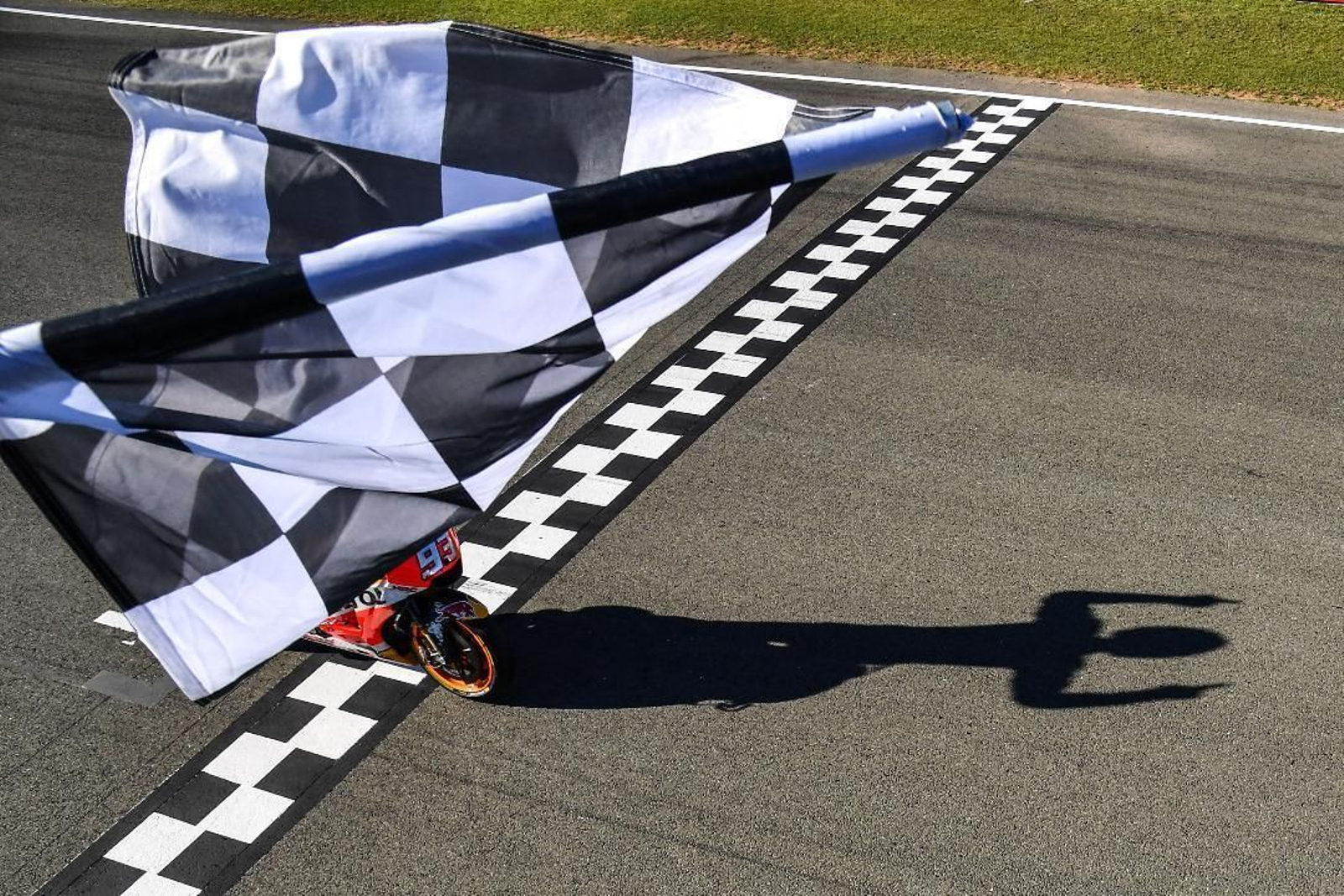 Marc Márquez festejó su título mundial entrando de pie en su moto y señalando al cielo.