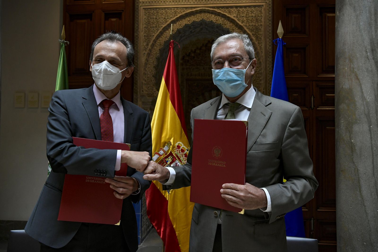 Pedro Duque y Rogelio Velasco tras rubricar el convenio del consorcio del acelerador de partículas