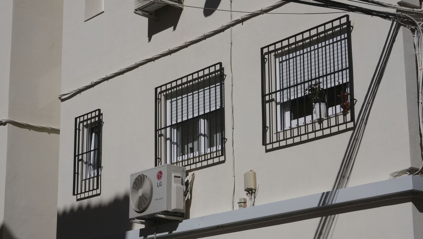 La rehabilitación de los edificios del barrio de los pintores en Almería avanza a buen ritmo, en imágenes